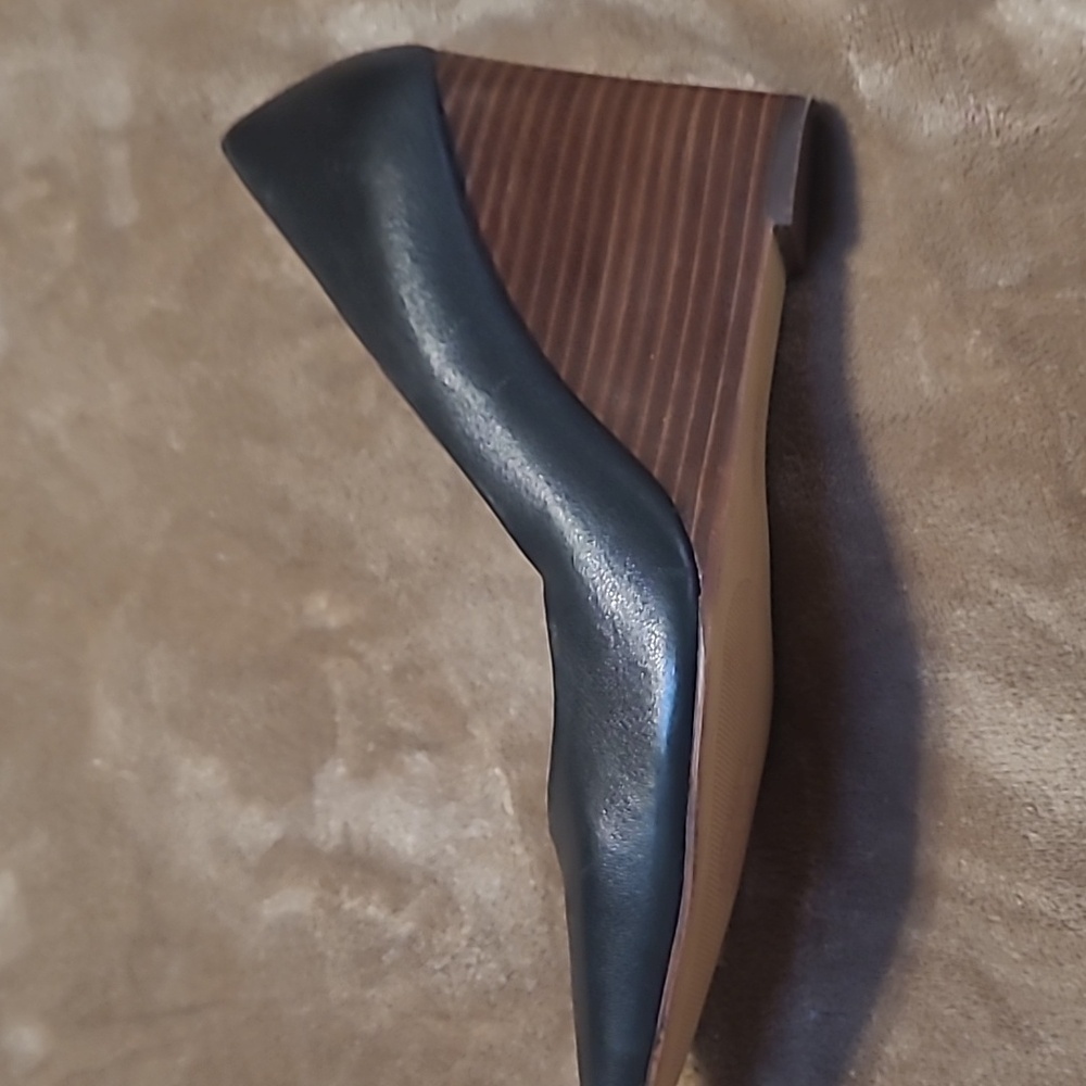 Ladies Vince Camuto wedge heel